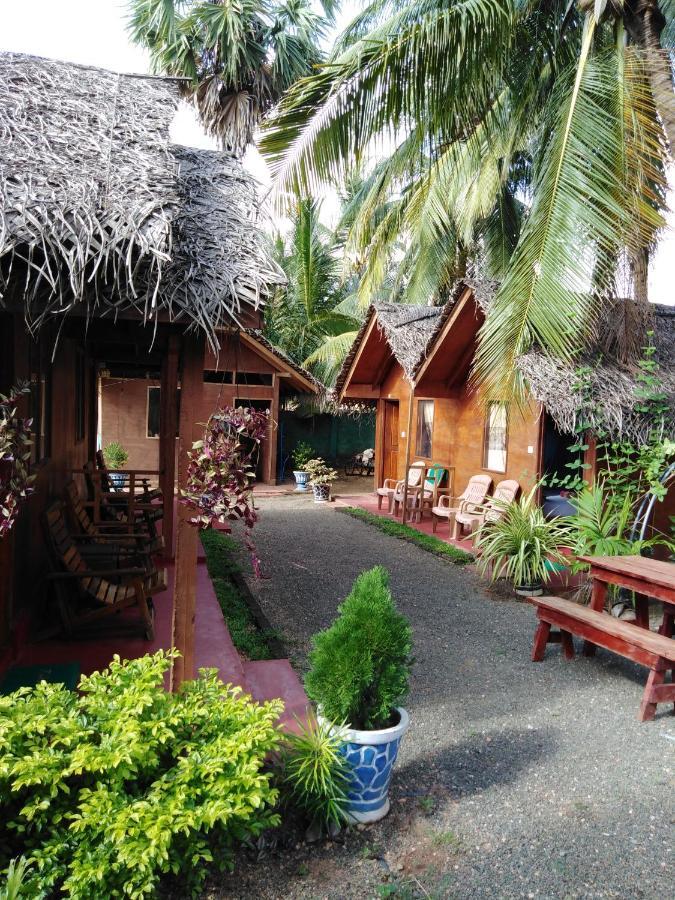 Blue Ocean Cabana Hotel Triquinimale Exterior foto